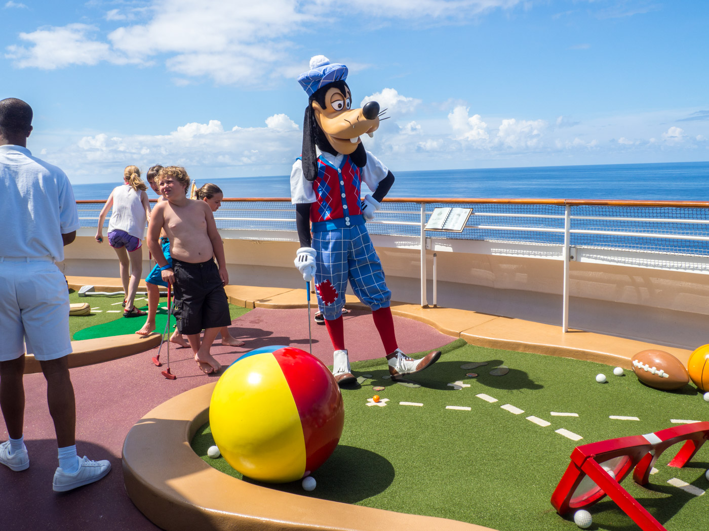 Goofy was out playing golf on the course inspired by him. Love those cool golf clothes. I don’t think I could pull off that look.