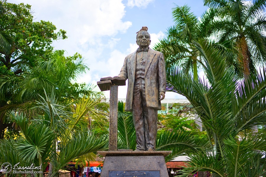 Benito Juarez with a bird on his head. One of the hazards of statue life.