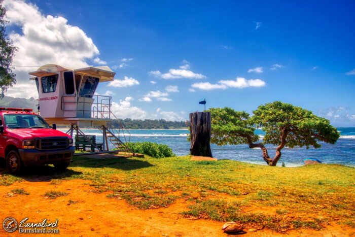 A small lifeguard station looks out over Anahola Beach on the island of Kauaʻi in Hawaiʻi