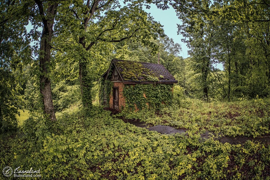 A building tries to blend in with the surrounding greenery at Natchez Trace State Park in Tennessee. Read all about it at Burnsland.